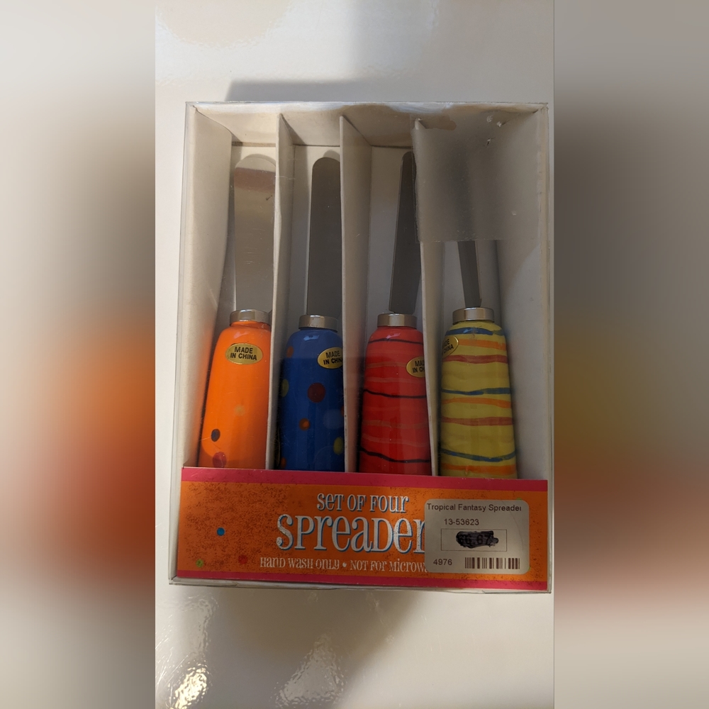Spreader knives.